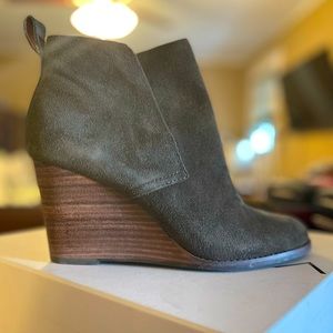 Great condition army green boots!